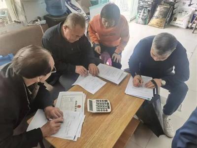 鹽湖區行政審批服務管理局 服務下沉暖人心，主動上門續證件